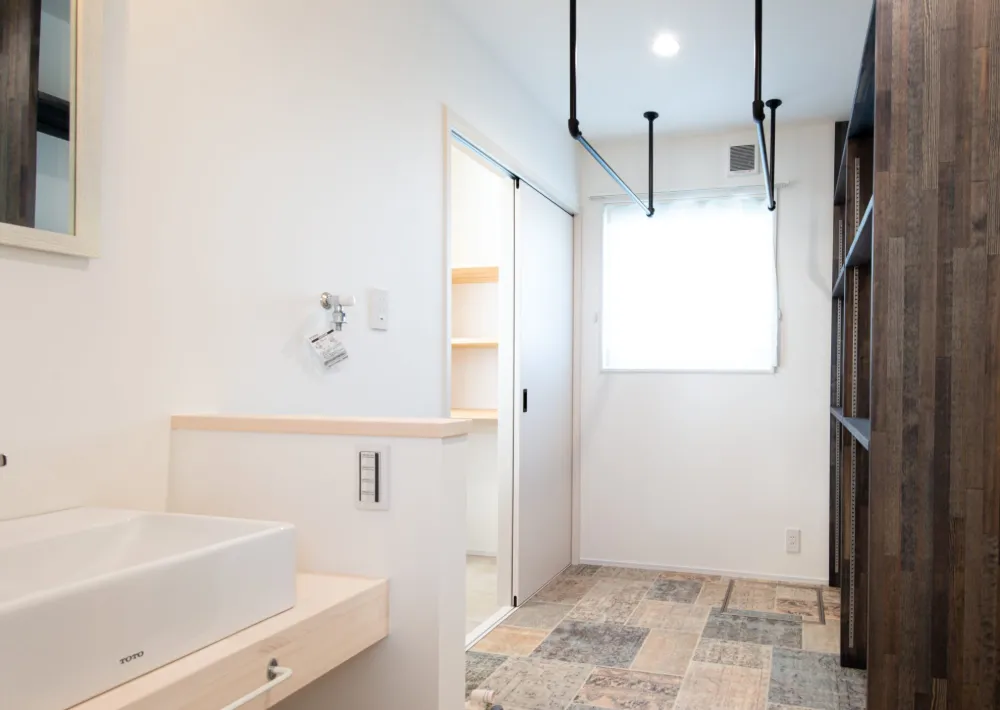 生活動線を考えた間取りが住む人の暮らしを豊かにする、木調色を効果的に取り入れた明るくシンプルな空間