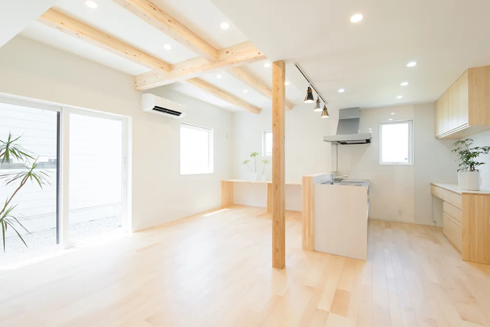 木のぬくもりに癒されながら、趣味のバイクも大満喫できる住宅。