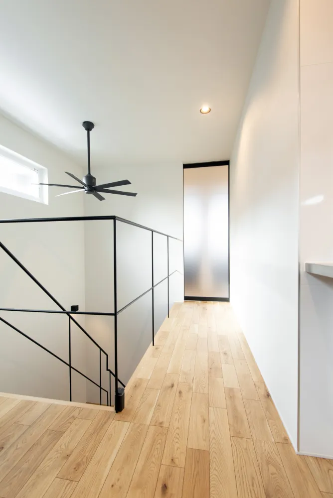 白を基調とした明るい空間に木調色が柔らかな雰囲気を作り出すシンプルモダンの住宅。