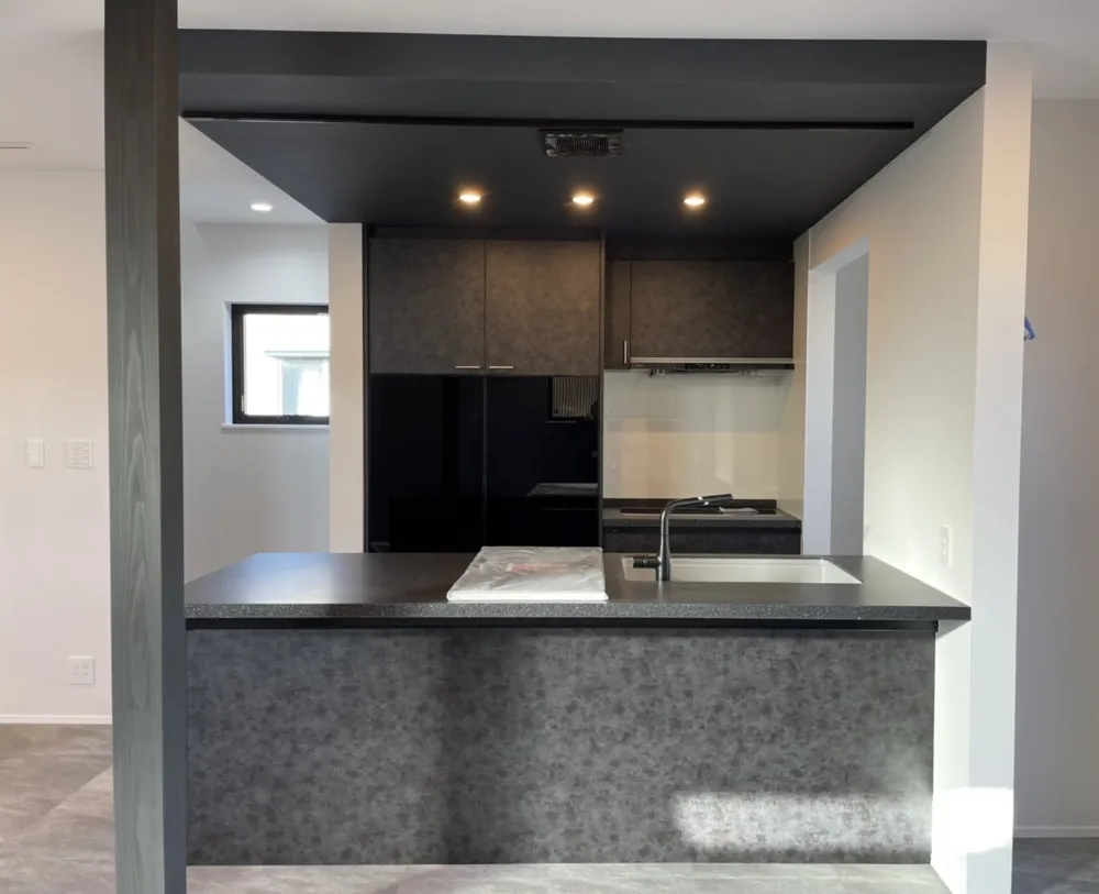 ビビットなカラーのアクセントクロスに遊び心が見える二世帯住宅