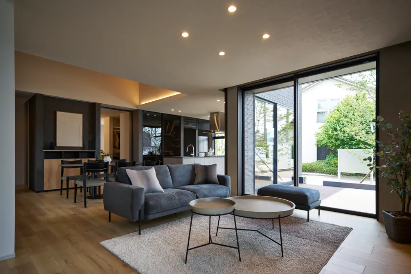 間接照明が照らす、開放感のあるリビング