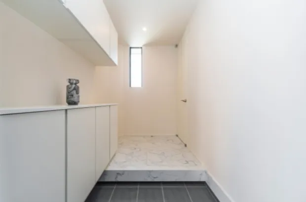 白を基調とした玄関