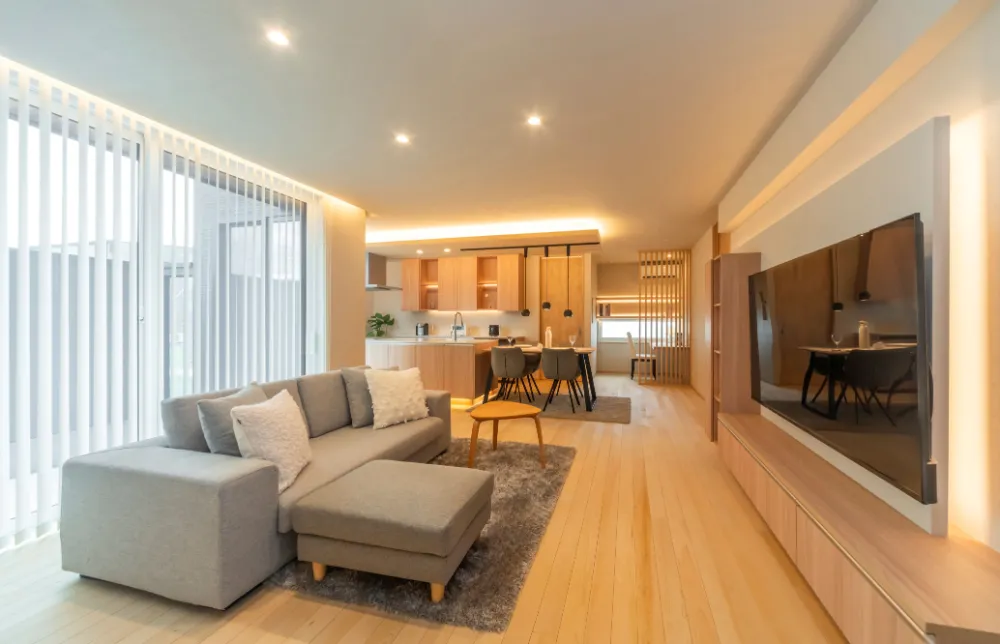 大きな窓から光が差し込む明るいLDK