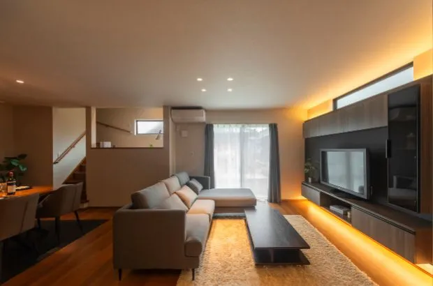 中二階からリビングを見渡す設計