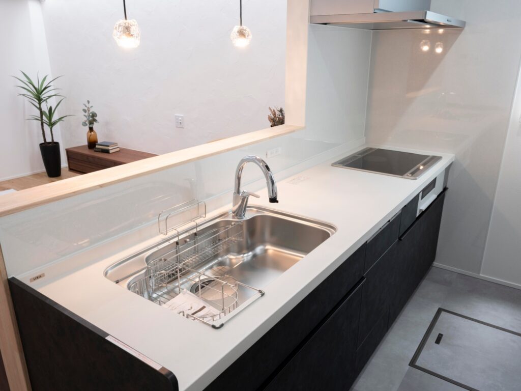 家族と会話を楽しめる、明るい対面キッチン