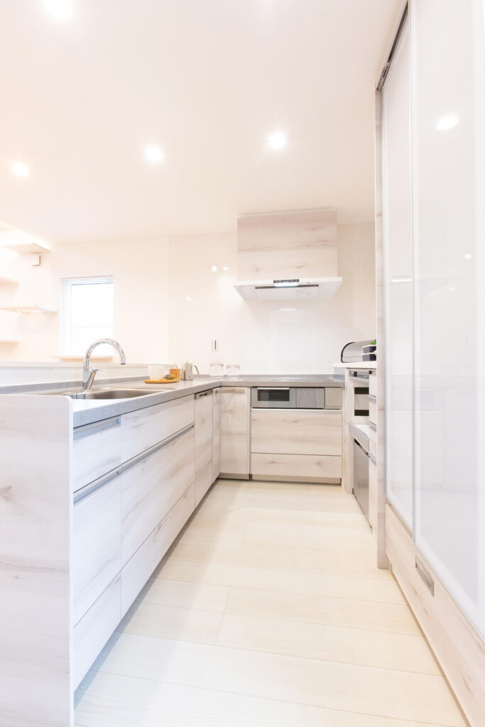 キッチンも、光をまとうような明るい白で統一