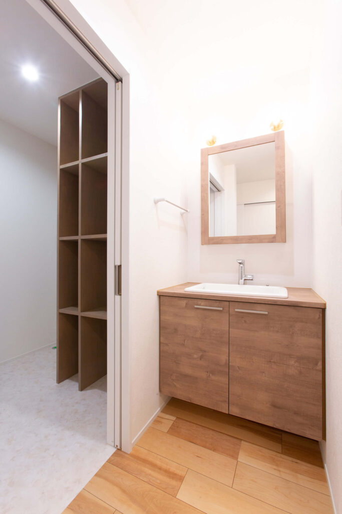 洗面台のすぐ隣には、大容量の収納スペースを確保