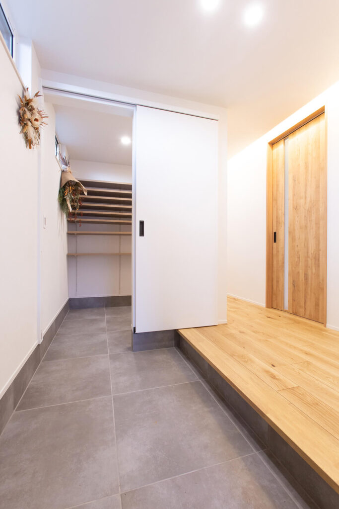 家族を優しく迎え入れる、広々とした玄関ホール