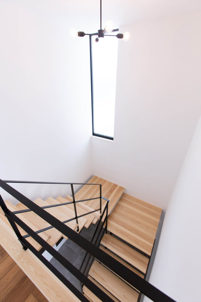 光と影が美しい階段ホール