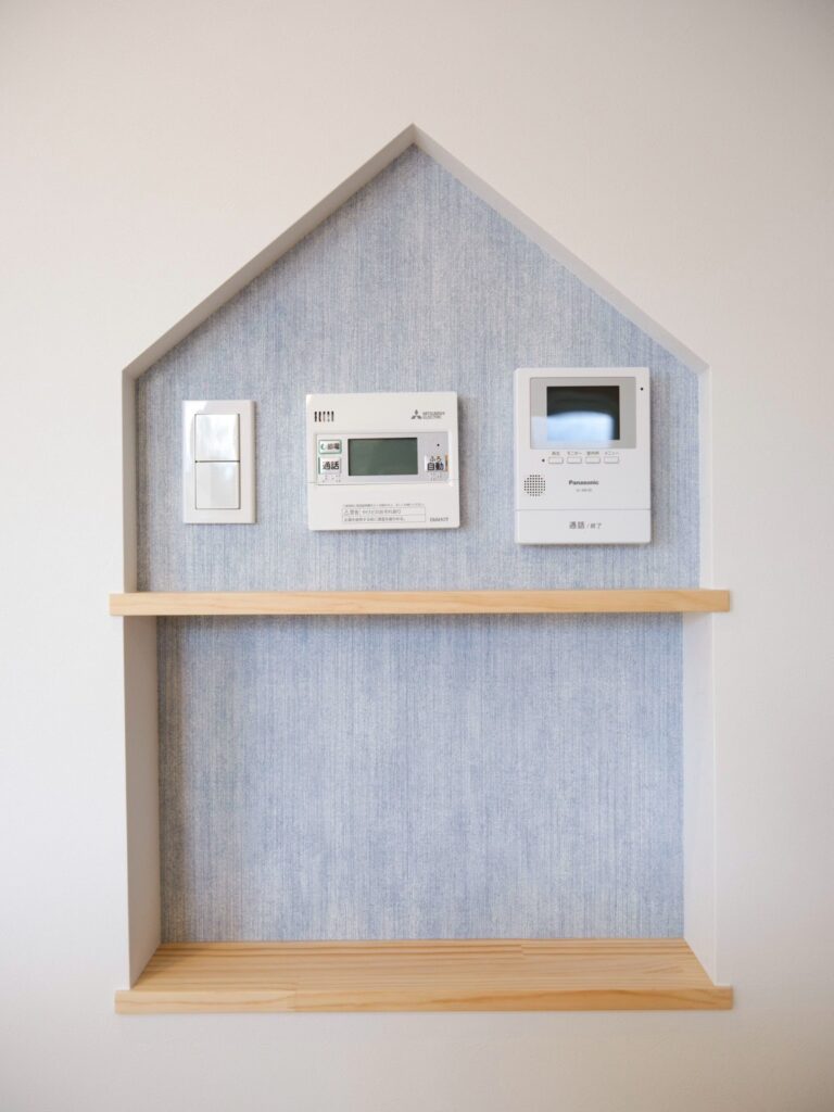 生活感の出やすいスイッチ類は、お家型のニッチにひとまとめに。