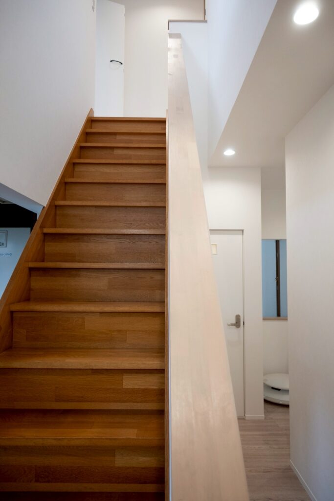 上下階を繋ぐ階段も、明るく美しく