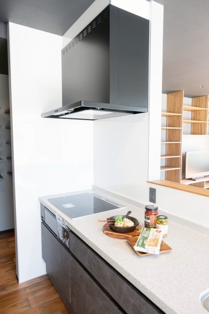 リビングと一体となる、デザイン性の高いキッチン