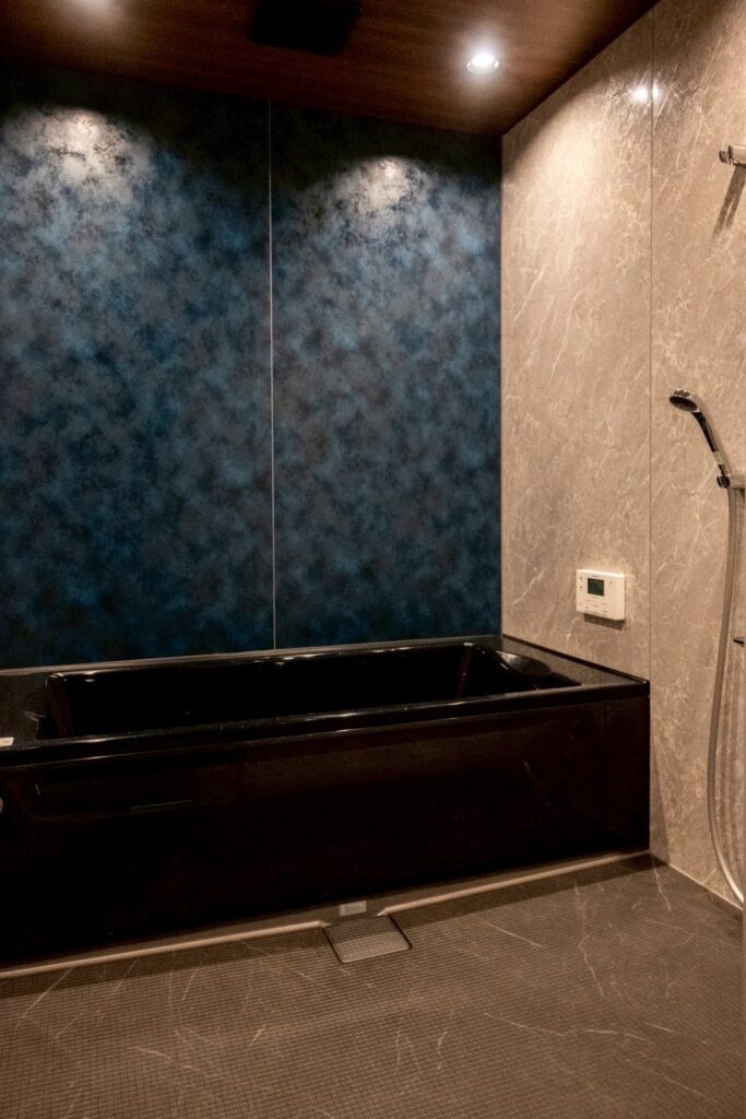 一日の終わりを告げる、静寂に包まれたバスルーム