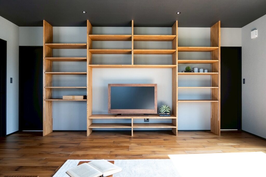 リビングの主役は、床から天井まで広がる造作の壁面収納