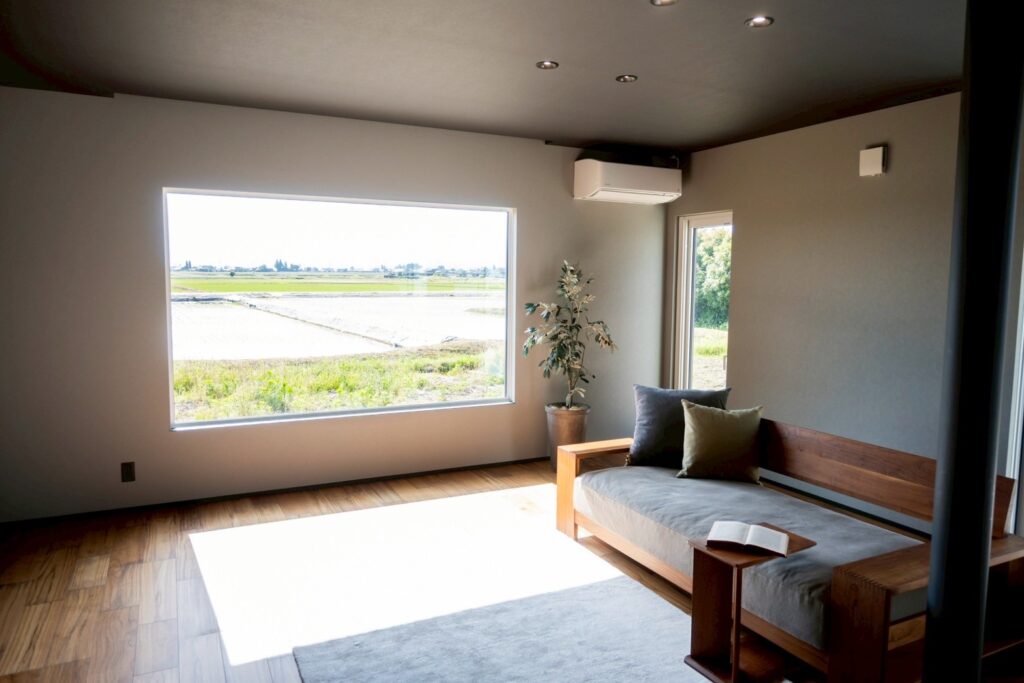 一枚の絵画のように、雄大な景色を切り取るリビング