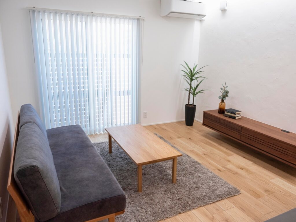 空間を上質に魅せる、質感豊かな塗り壁が主役のリビング