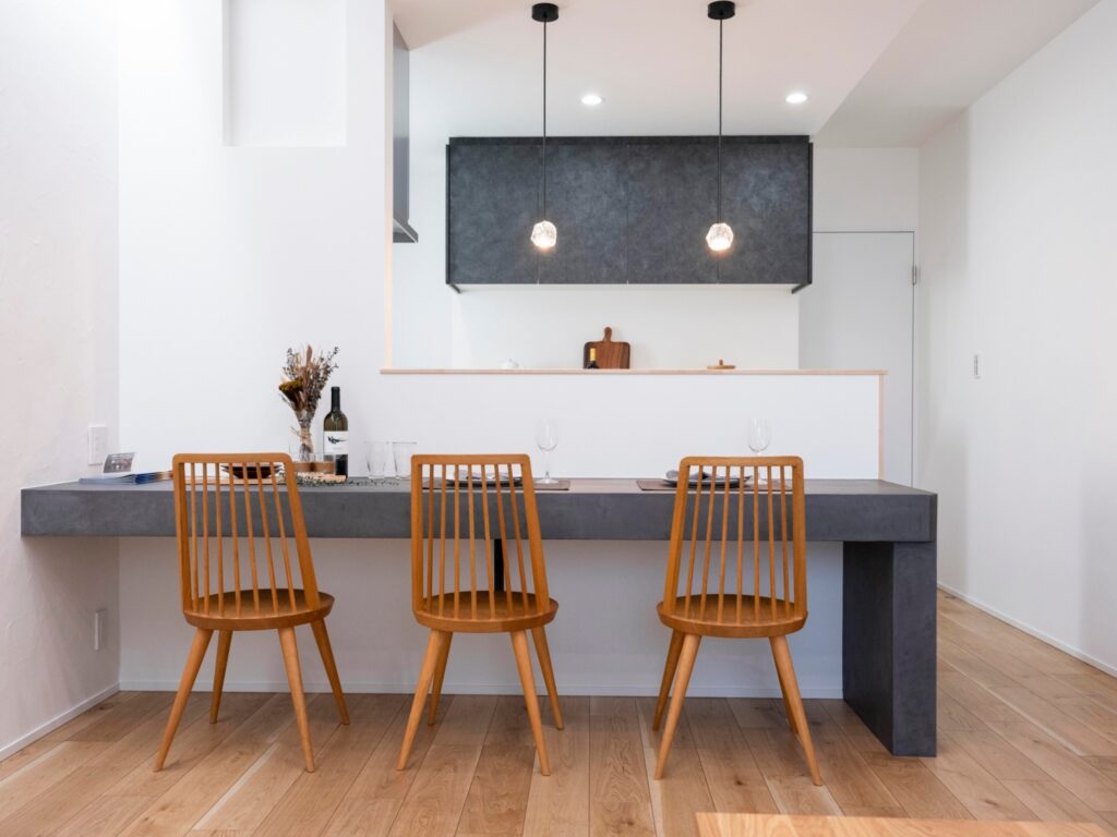 まるでレストランのカウンターで過ごすような、豊かな食事の時間