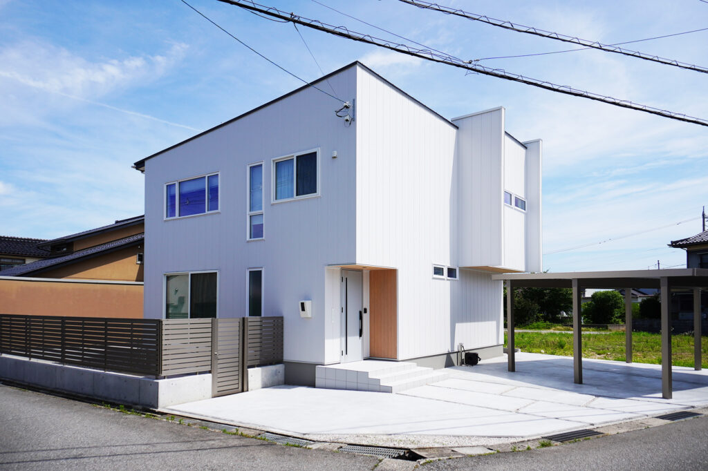 青空に美しく映える、潔い白の佇まい