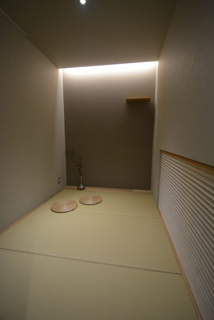 まるで旅館の一室。計算された光がもてなす空間