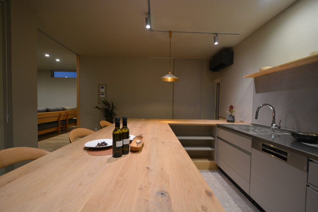 コの字型にデザインされた、広々とした木のカウンターが主役