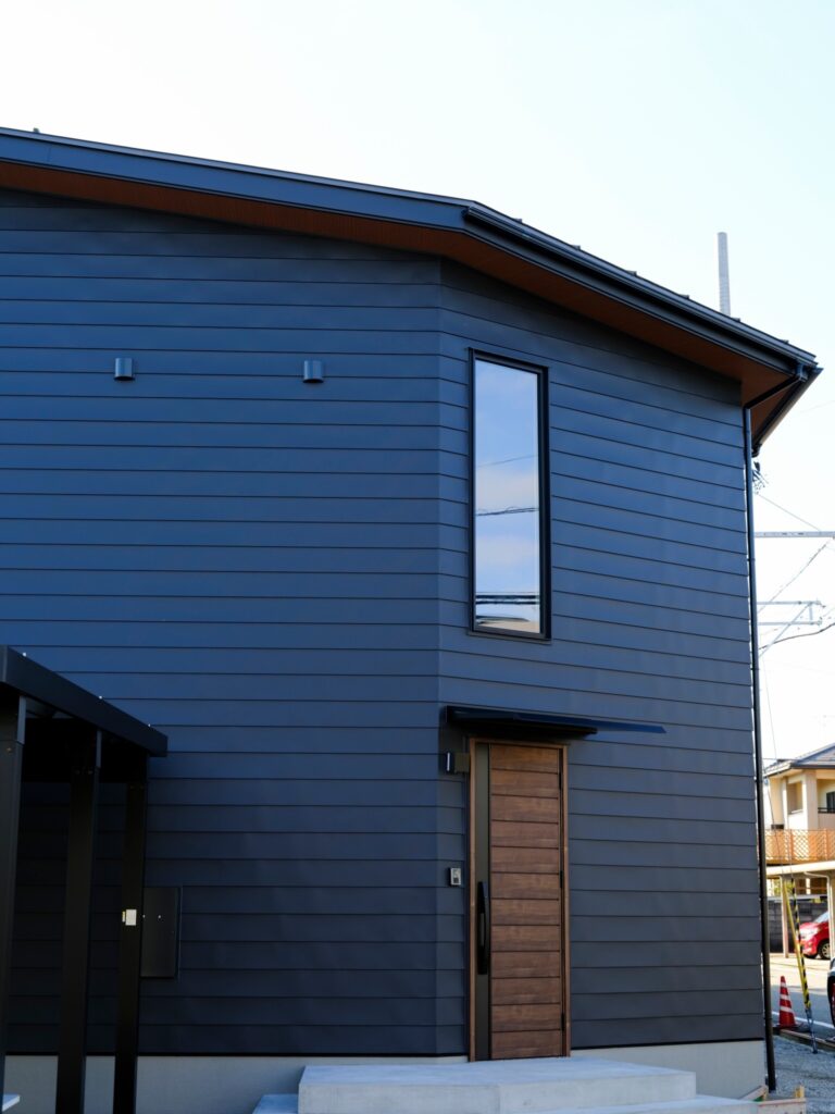 外からの視線は気にせず、でも家の中は明るく開放的に