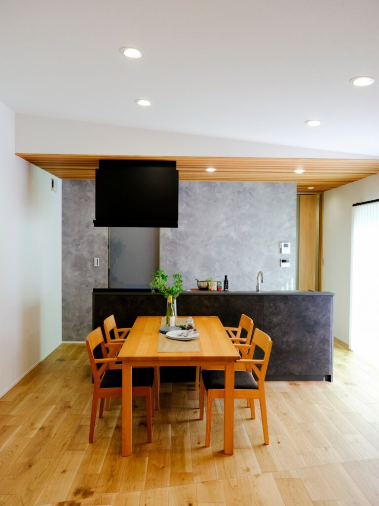 家族が自然と集まる、遊び心のあるダイニング。