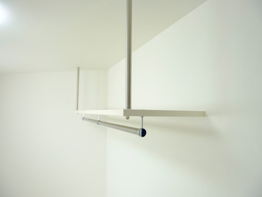 ウォークインクローゼットは、究極のシンプルさと機能性を追求。