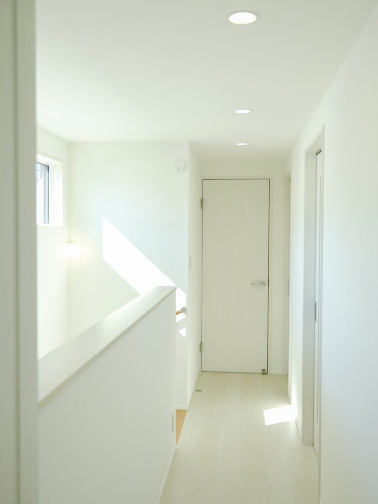 プライベートな空間へと続く、光の廊下