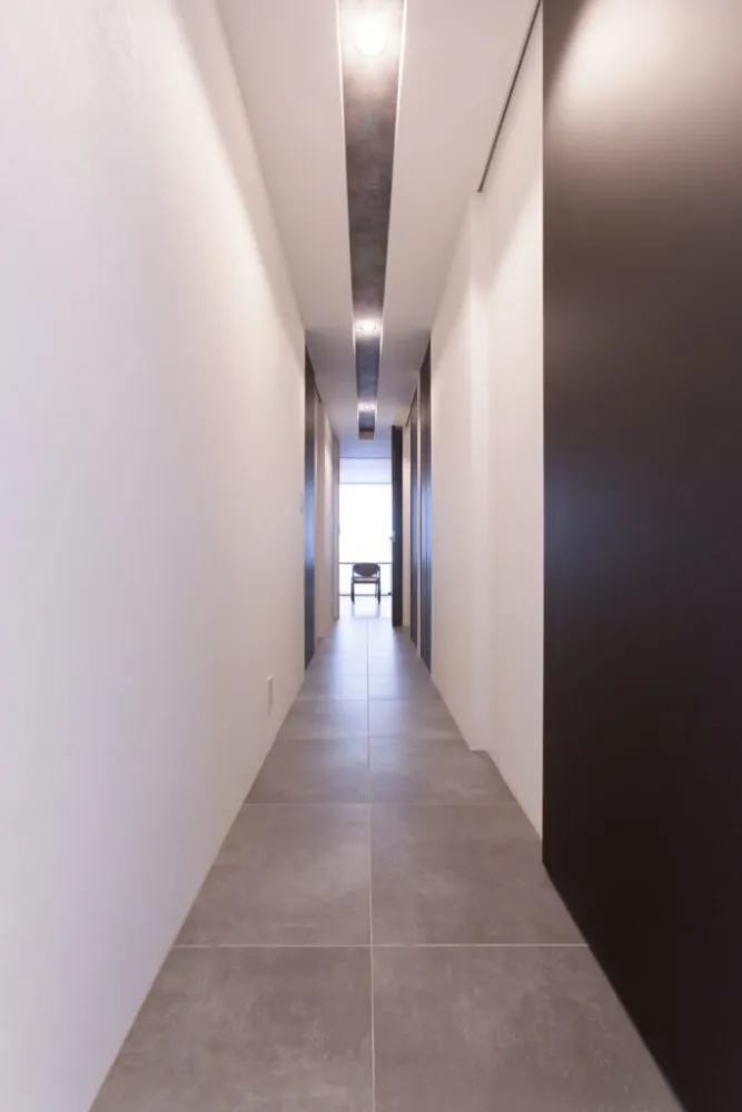 空間と空間を繋ぐ廊下もまた、光と影が織りなすアートな場所に