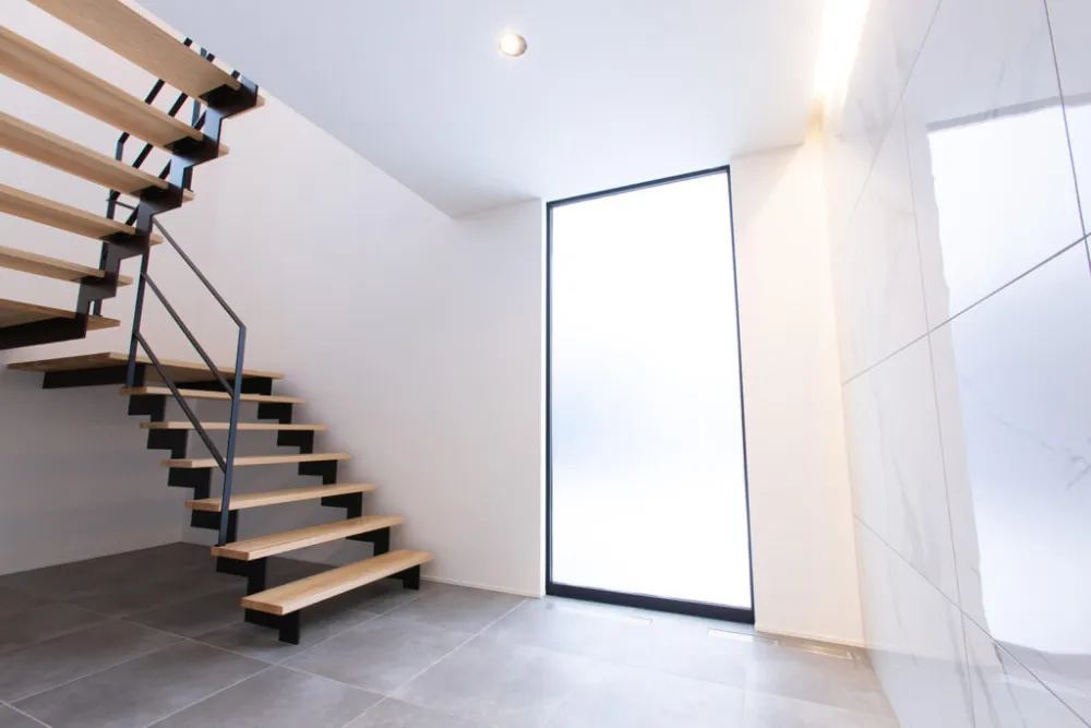 光と影が美しい階段ホール