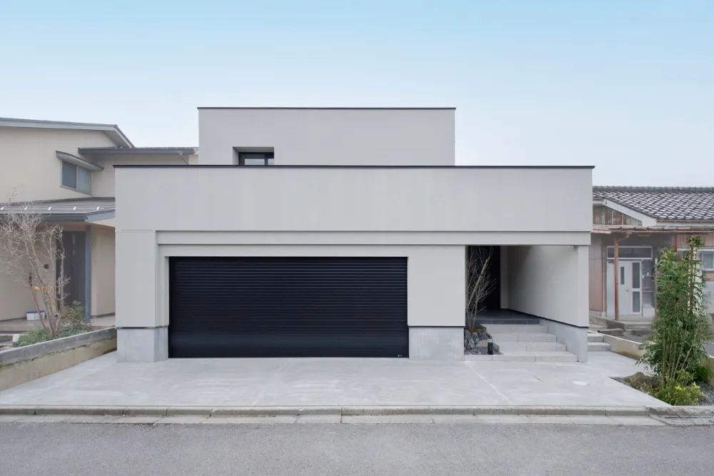 青空に映える、白き直方体。