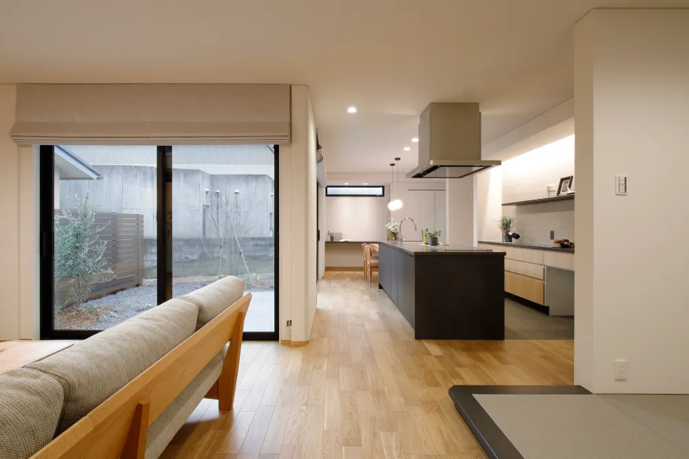 タタミ、リビング、キッチンが一つになる大空間。