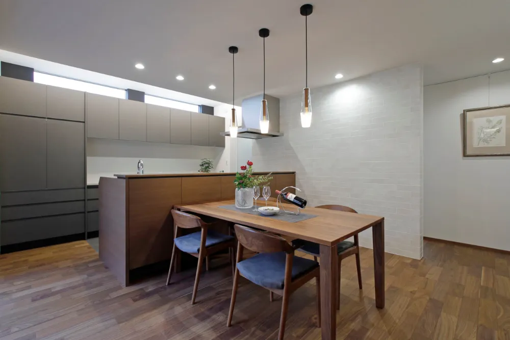 生活感を美しく隠す、壁一面のグレー収納。