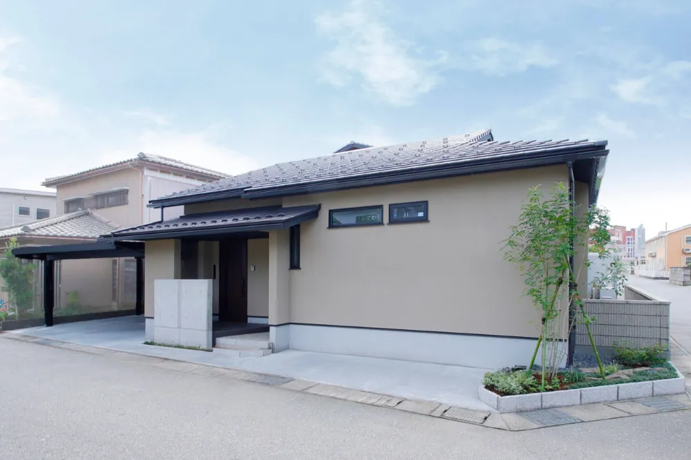 街並みに静かに溶け込む、低く伸びやかな佇まい