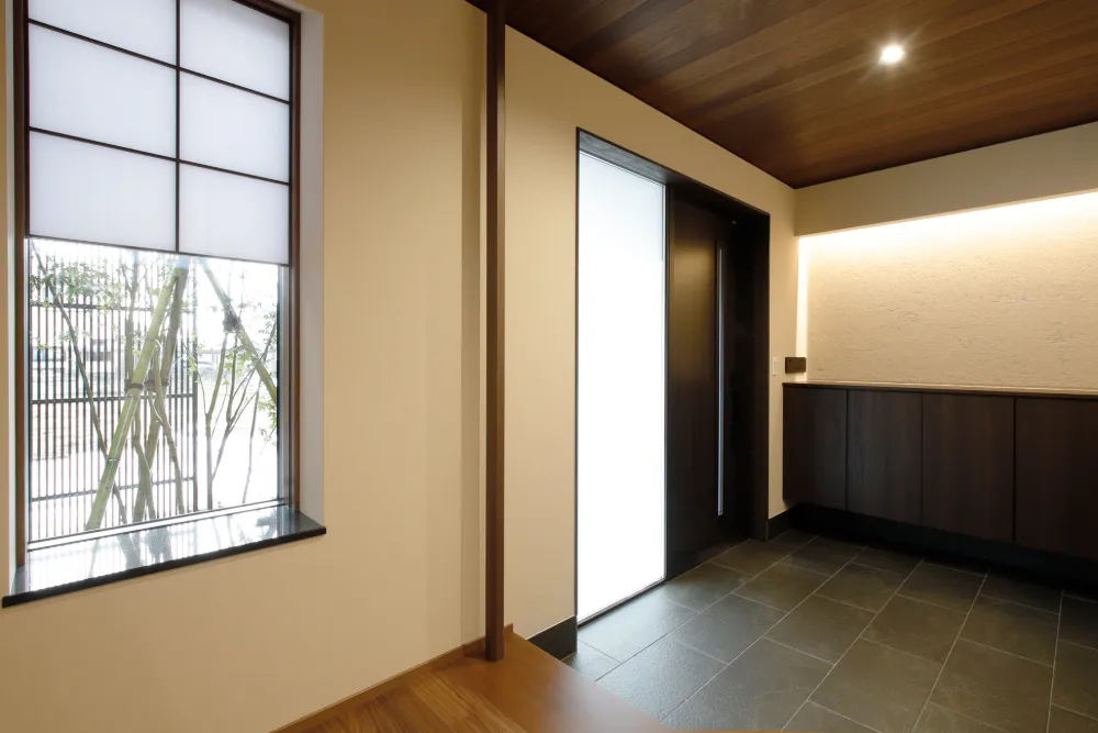 格子越しの緑が彩る、絵画のような窓辺。