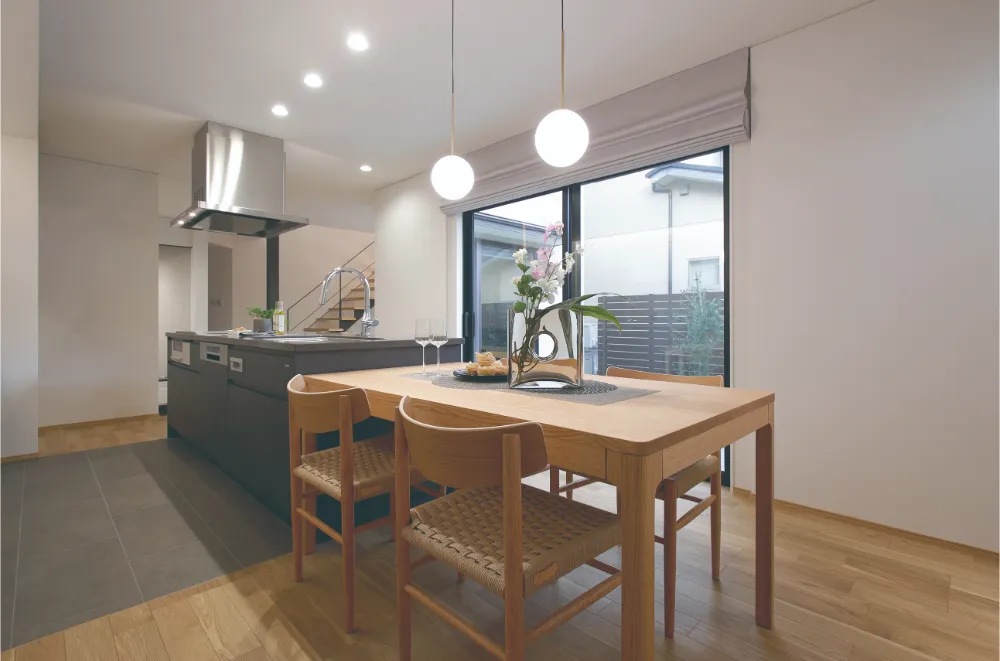 配膳も片付けも0歩で完結。人気の「横並び」スタイル。