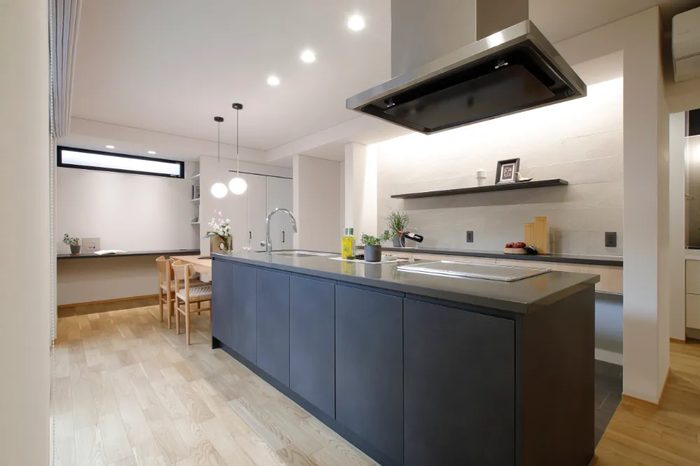 家具のように空間に溶け込むキッチン。