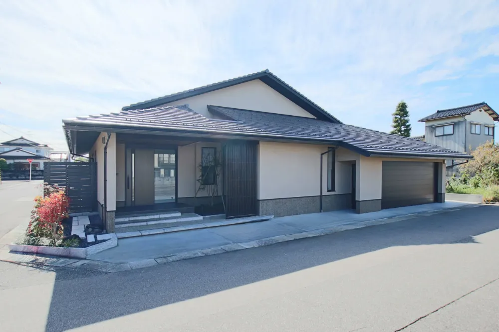 大地に根ざすような、安定感のある大屋根の邸宅