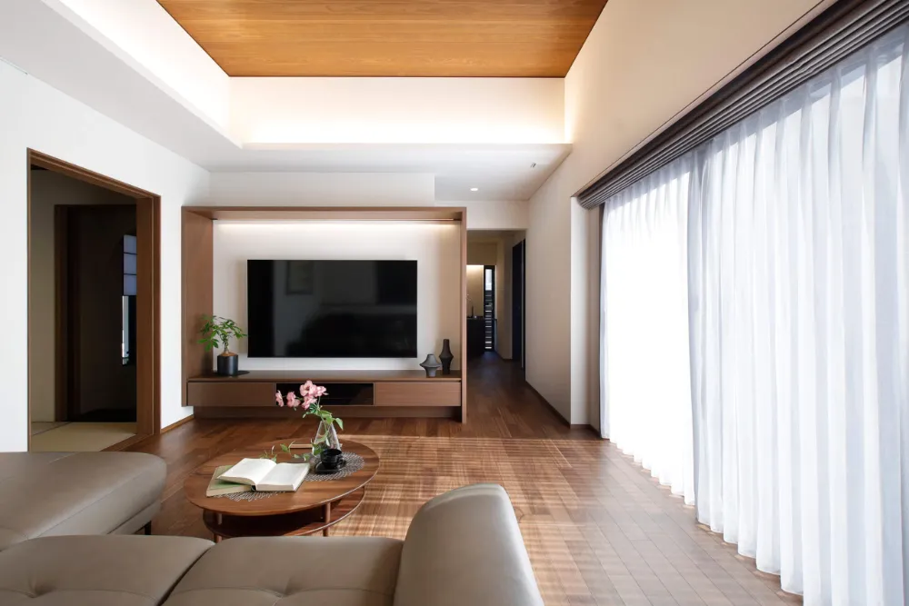 光と素材が織りなす、シアターのようなリビング。