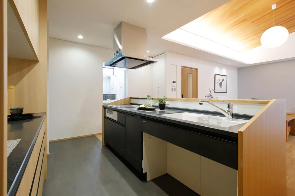 空間を引き締める、黒のワークトップ。