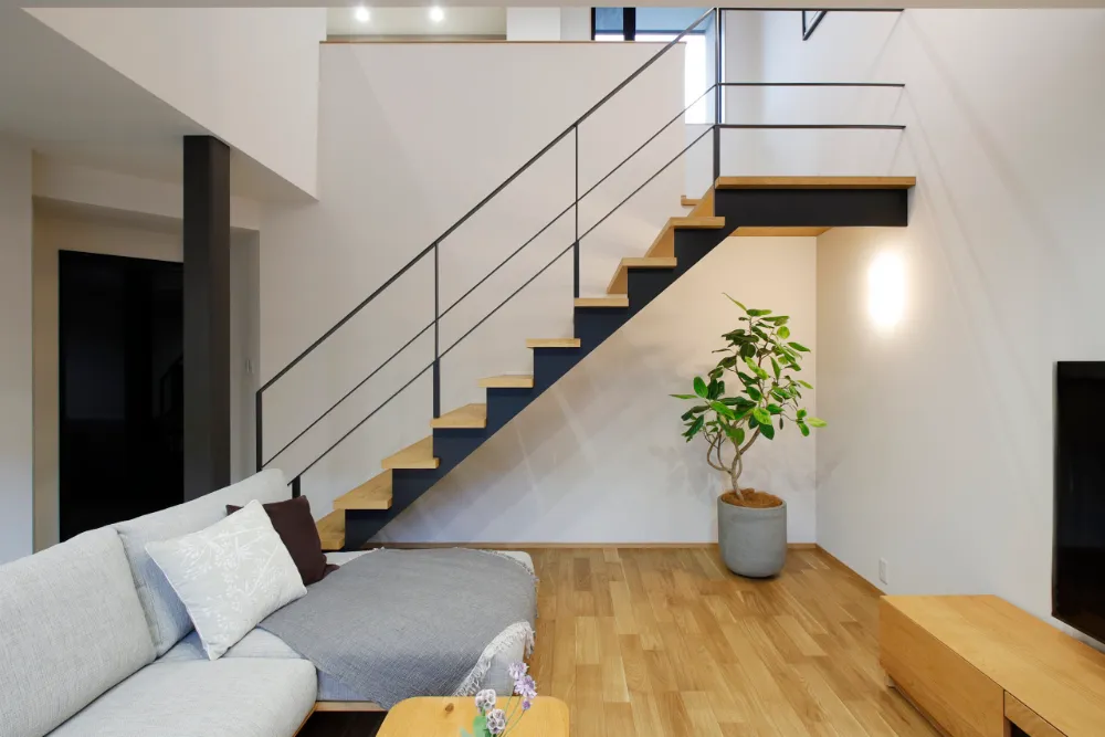 美しいラインを描く、オブジェのような階段。