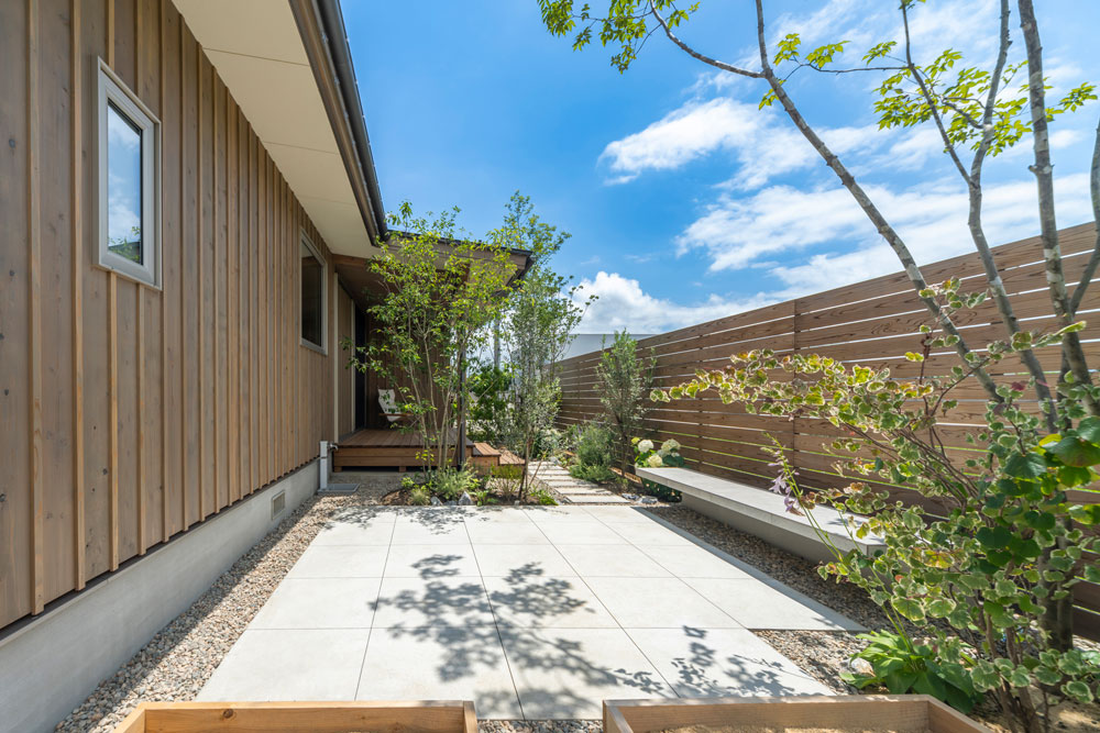 ウッドデッキでつながる中庭