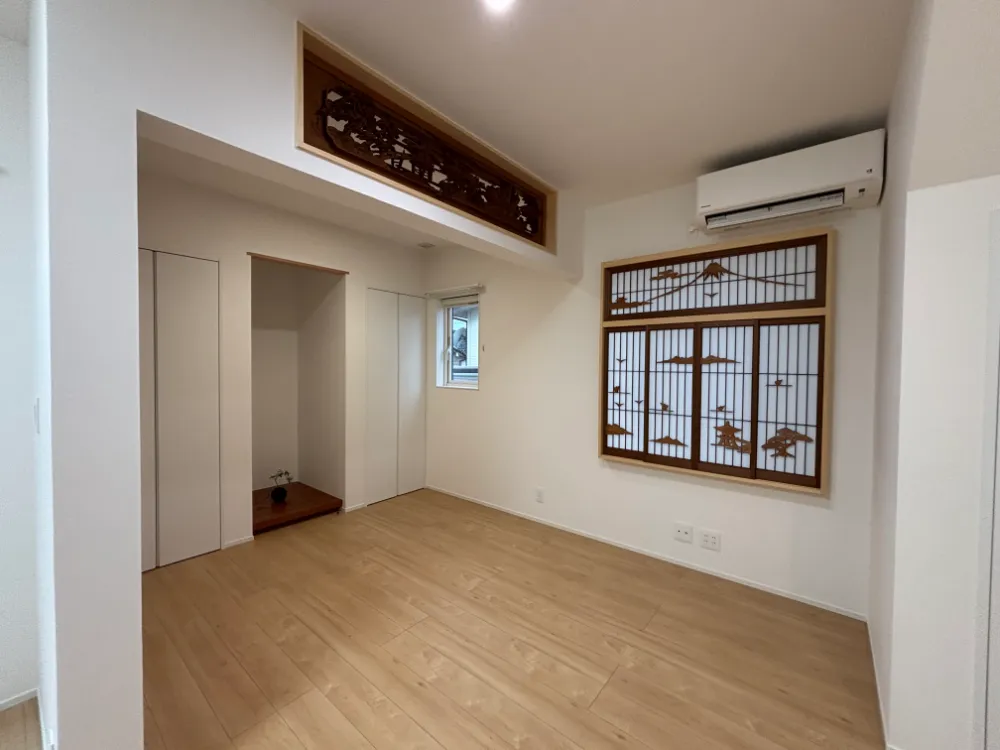 改修前に使っていた障子と欄間を活かした空間に