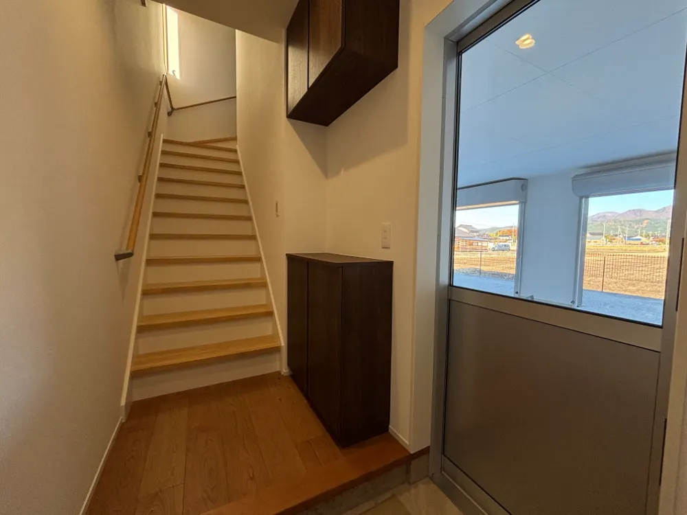 車庫を建て替えて、駐車スペース＋ビルトインガレージ、ゲストルームを作りました。