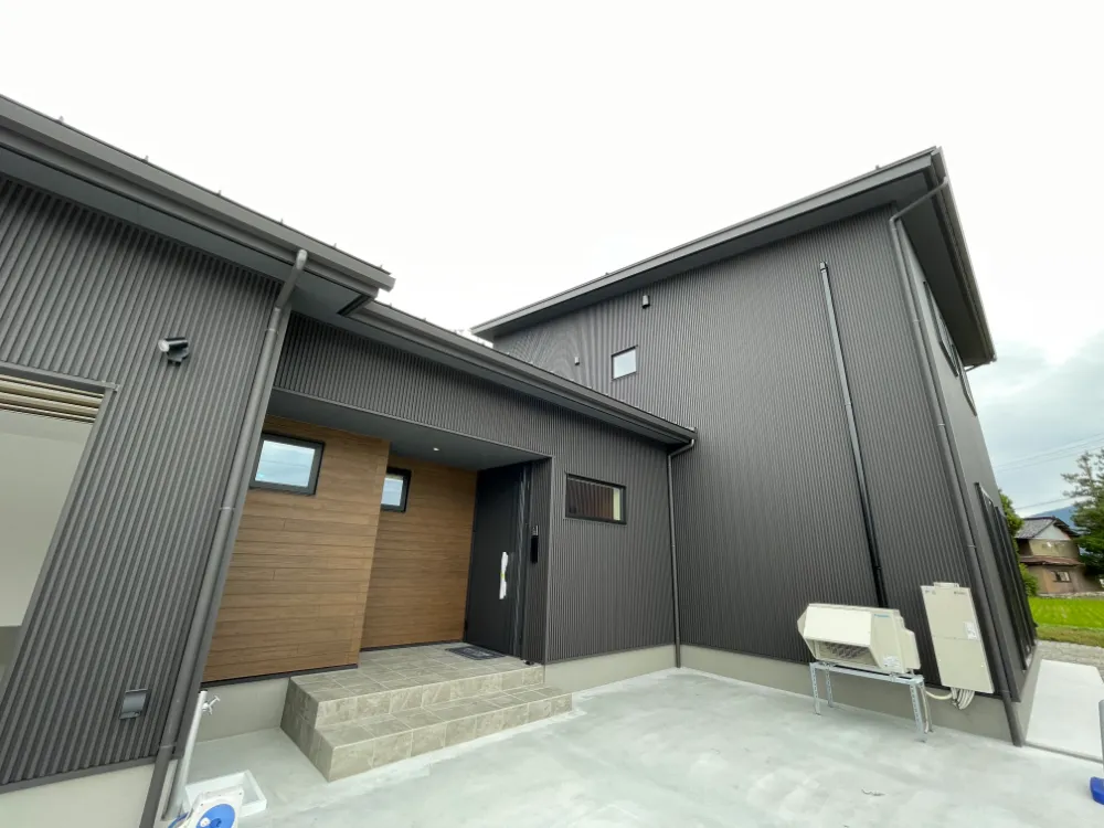 黒のガルバリウムでシンプルかっこいい外観