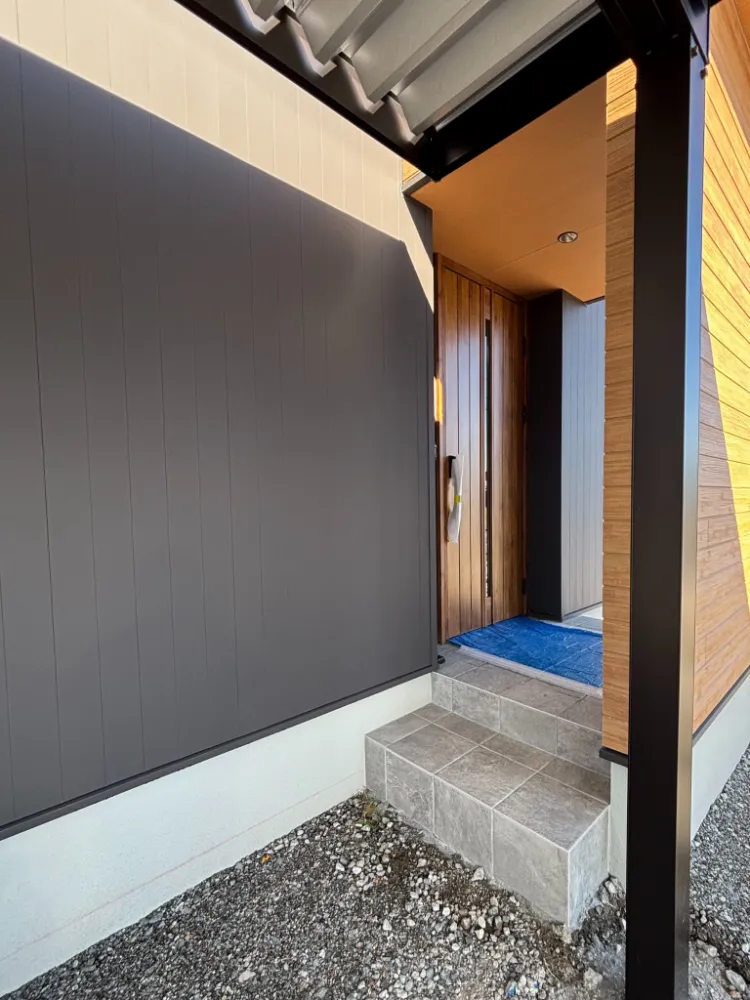 玄関前に目隠しの壁を作りました