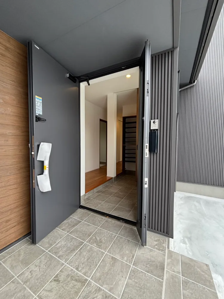 親子ドアを採用した玄関