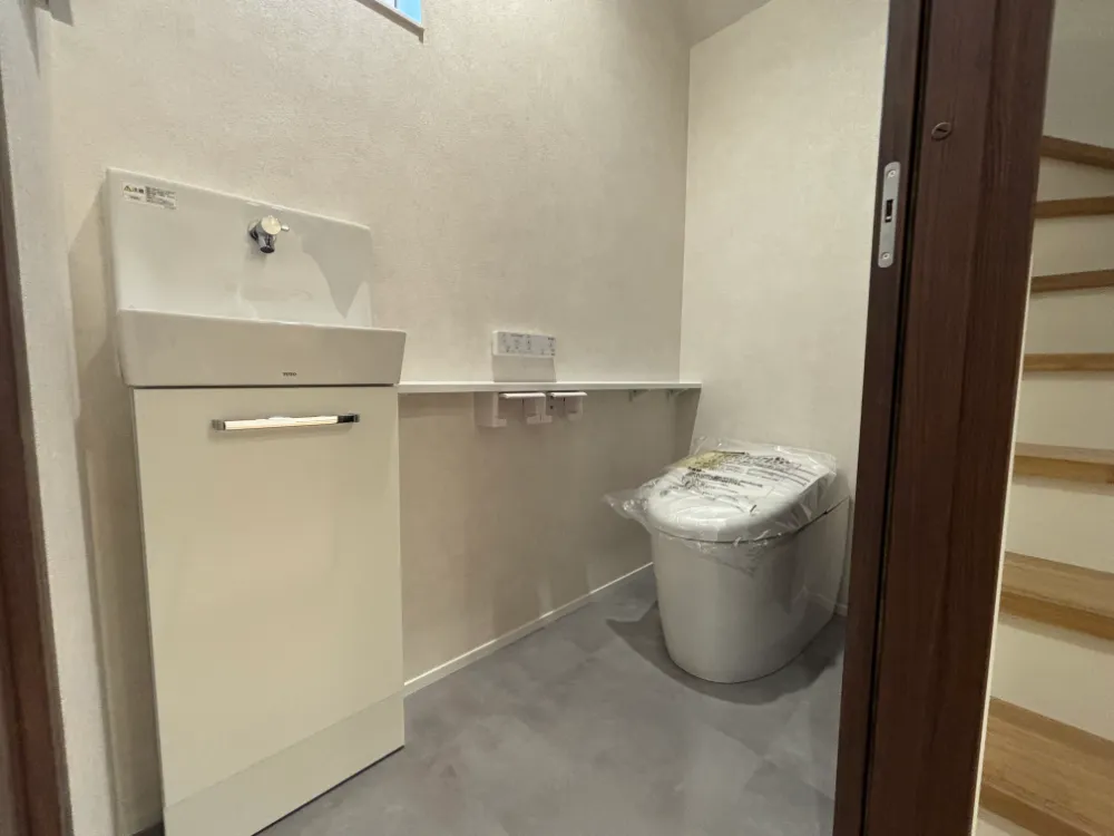 階段下を利用したトイレ