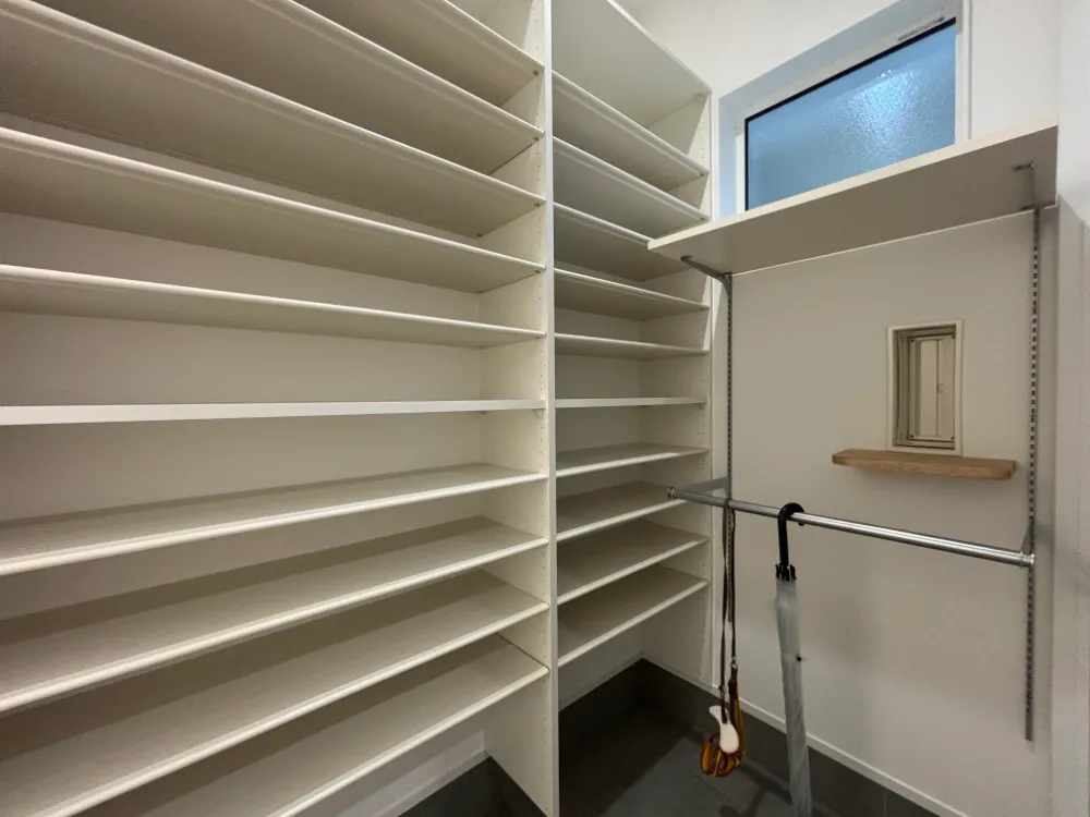 ワンちゃんのお散歩グッズ置き場も確保！シューズクローゼット