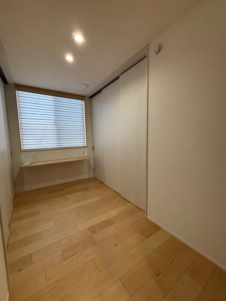 車庫を建て替えて、駐車スペース＋ビルトインガレージ、ゲストルームを作りました。